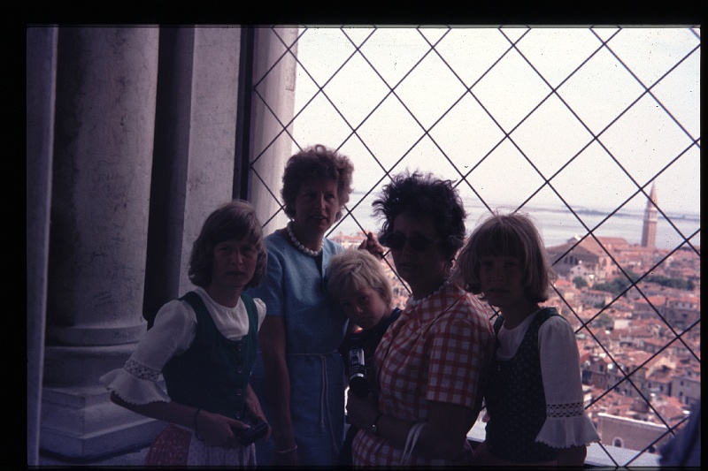 10.Venetie jul 1975 Ilse,Mama,Brigitte,Marion,Peter.JPG